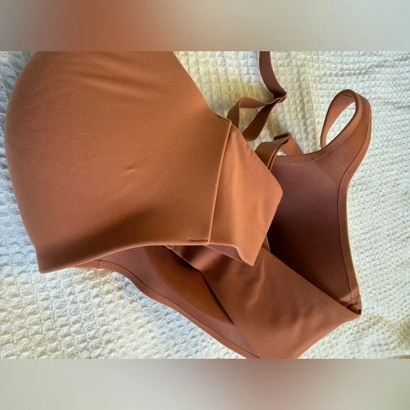 Athleta Ritual Tee Shirt Bra 36D in Coral Orange Soft Padded Smooth No Underwire - Picture 7 of 13